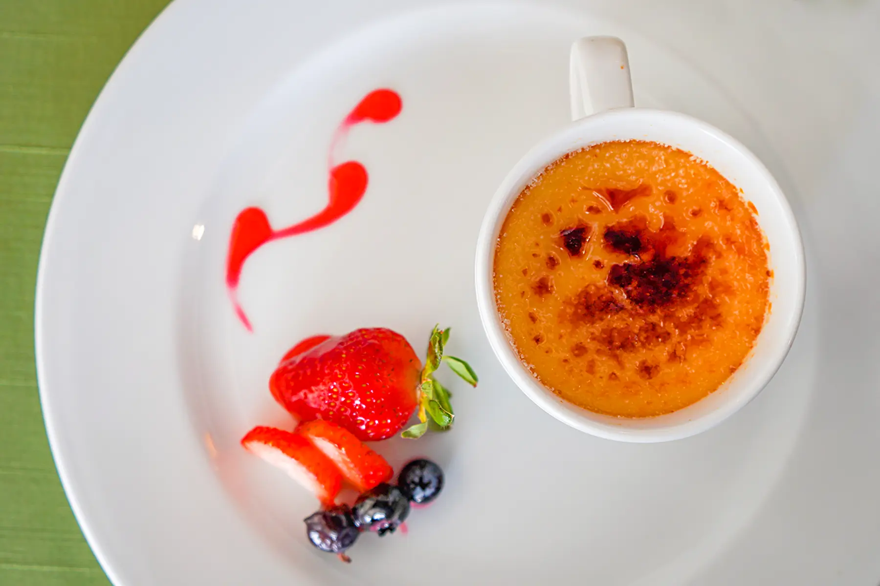 Postre francés de crema con fresa y berrys de especialidad Francés de hotel Oceano Palace Mazatlá.